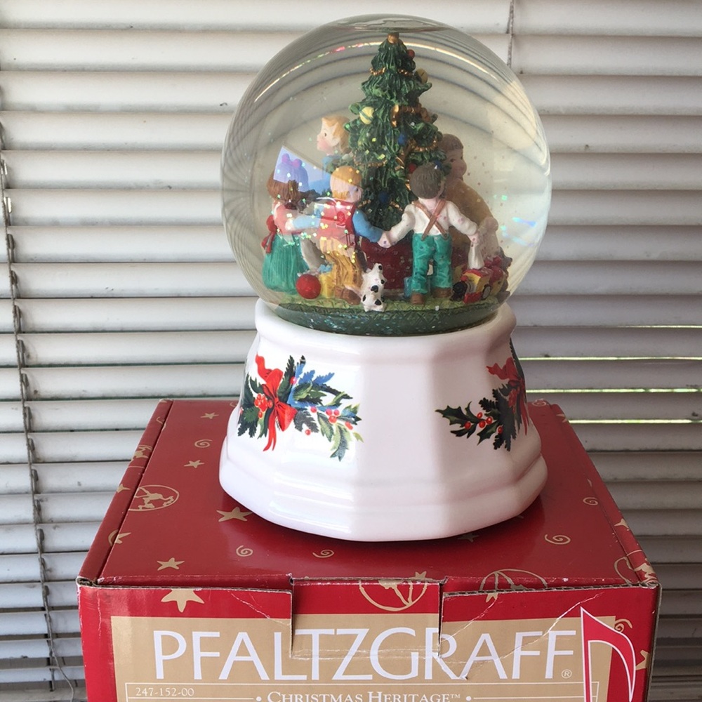 Pfaltzgraff Christmas Heritage Snow Globe